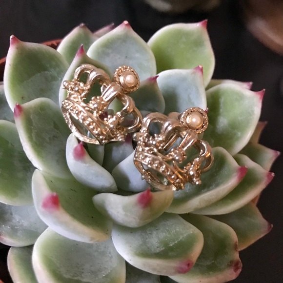 ✨Vintage✨ Gold Crown Screw Back Earrings - Picture 1 of 2